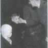 serge-de-beketch-enfant-recoit-les-honneurs-du-general-zeller